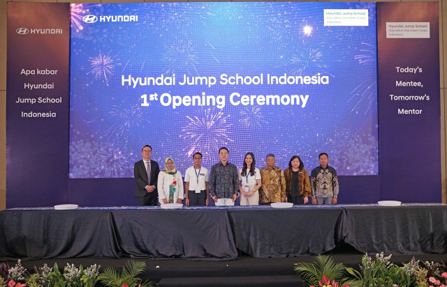 3일(현지시간) 인도네시아 자카르타 쉐라톤 호텔에서 'H-점프스쿨 인도네시아' 1기 발대식이 개최됐다. 사진은 서창범(왼쪽부터) 사단법인 점프 이사장, 주아리아 1기 학습센터 교장, 아드벤티우스 임마누엘 카로-카로 대학생 멘토, 차우준 현대차 인도네시아 판매법인 법인장, 나파 라이사 카밀라 대학생 멘토, 데디 프리아디 인도네시아 국립대학교 부총장, 안젤리나 테오도라 월드비전 인도네시아 전국지부장, 루트피 하르토노 1기 학습센터 교장 등 관계자들이 기념촬영을 하고 있는 모습. 현대차그룹 제공